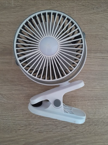 🌬️ Ventilador Portátil Recargable con Clip y Luz LED