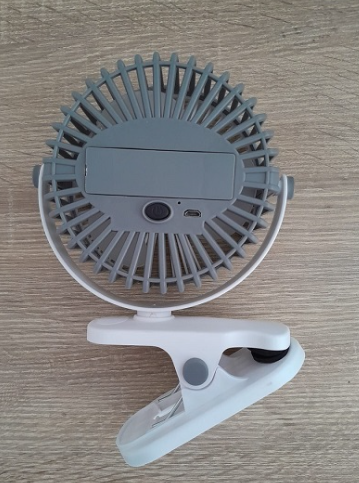 🌬️ Ventilador Portátil Recargable con Clip y Luz LED