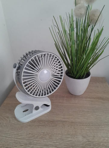 🌬️ Ventilador Portátil Recargable con Clip y Luz LED